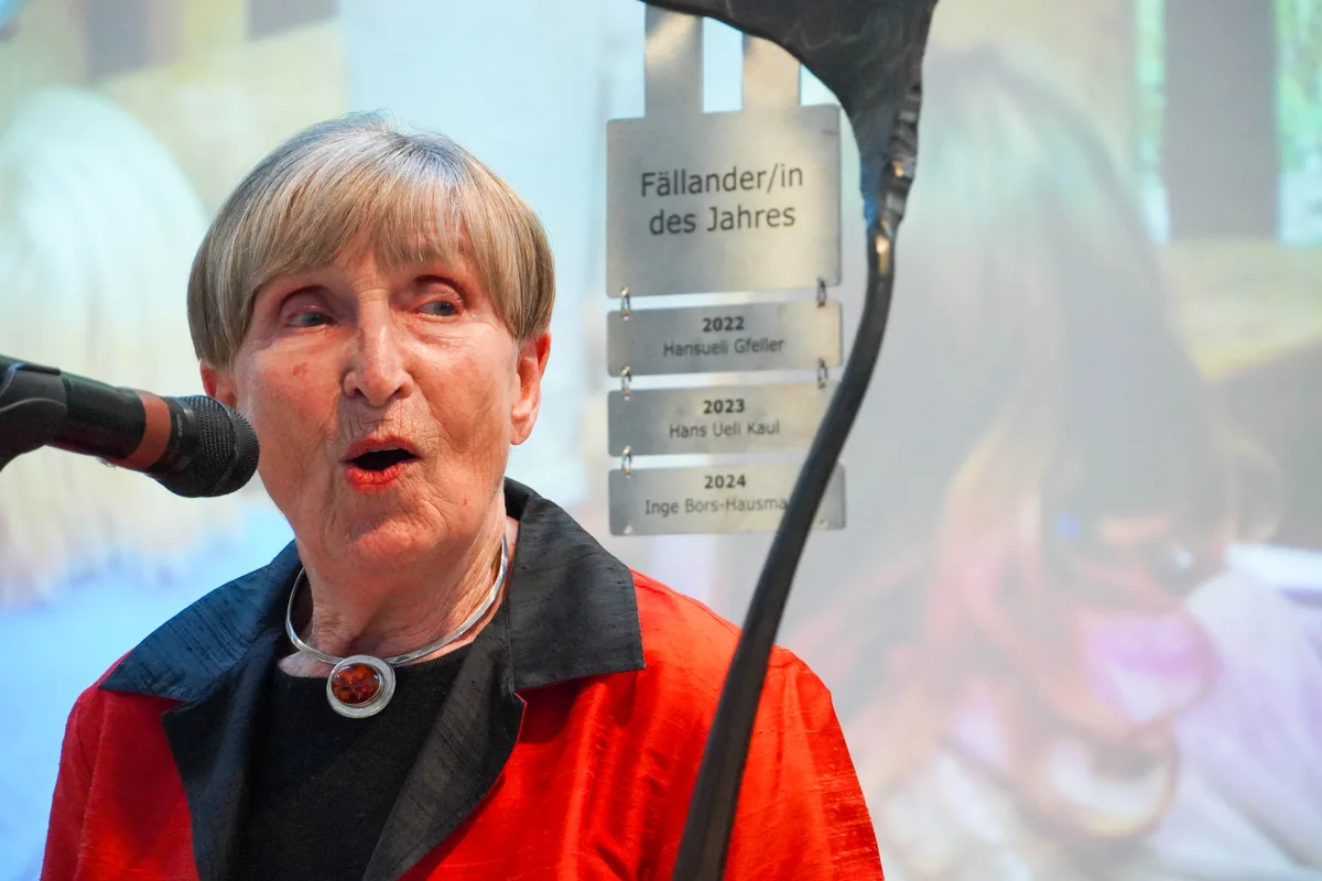 Eine Frau spricht in ein Mikrofon.